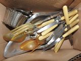 beaucoup de cuillères et de couteaux-cuillères dans une boîte
