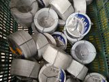 un panier rempli de rouleaux de papier toilette