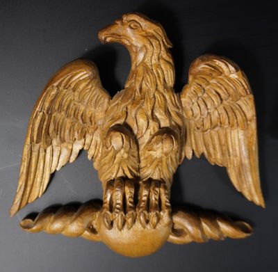 une image représentant un aigle sculpté sur fond noir