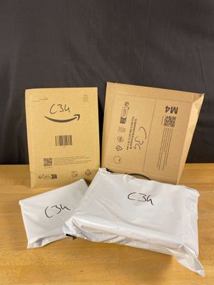 trois boîtes de boîtes amazon posées sur une table en bois
