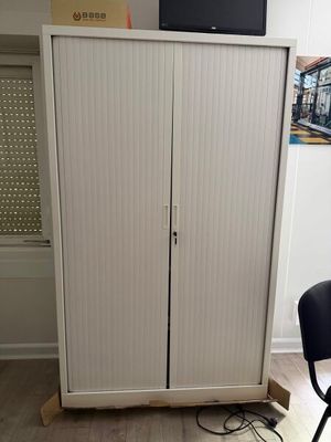 un meuble blanc sur lequel est posé un téléviseur