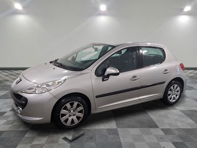 la photo d'une petite voiture argentée garée dans un garage