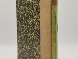 un livre avec une couverture marron sur laquelle est placé un marque-page vert