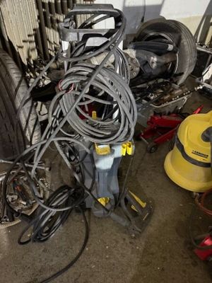 un tas de câbles et d'outils dans un garage