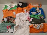 beaucoup de vêtements posés sur une table