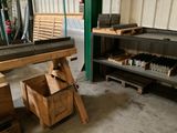 une pièce remplie de nombreuses caisses en bois et d'étagères