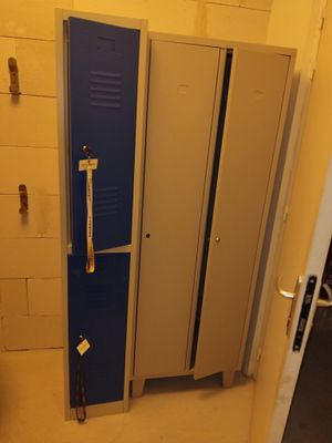 deux casiers dans une salle de bains équipée de toilettes et d'un lavabo