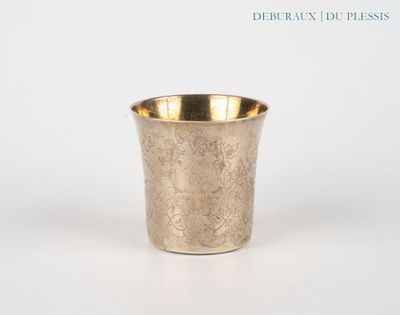 une coupe en argent posée sur une table