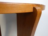 un gros plan d'une table en bois au plateau incurvé