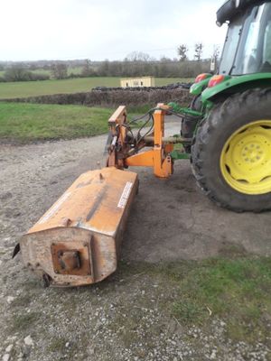 un tracteur garé sur le bord de la route