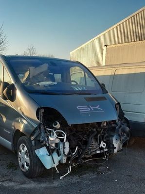 une camionnette argentée qui a été endommagée et qui est garée sur le parking