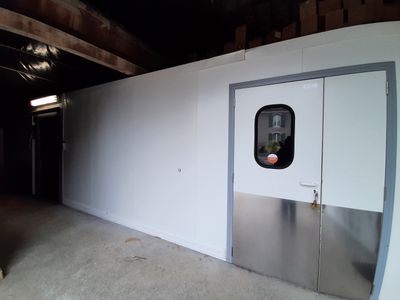 importante structure en cloisons sandwich d'environ 120 m² f…