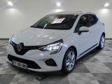 la voiture blanche est garée sur un sol en damier dans le garage