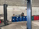 un grand garage rempli de nombreux fûts bleus