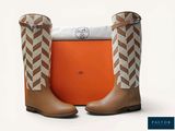 une paire de bottes pour femme avec une boîte devant