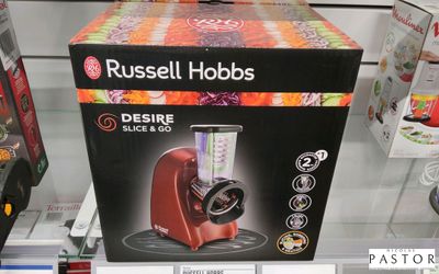 une boîte de produits Russell Hobbs exposée dans un magasin