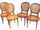 quatre chaises en bois avec dossier et pieds en rotin