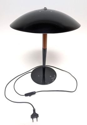 une lampe de table noire munie d'un cordon d'alimentation