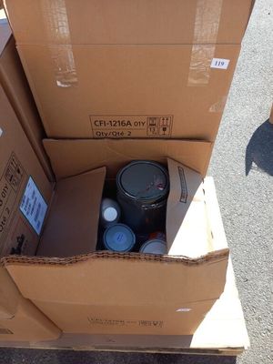 une boîte en carton contenant un baril noir