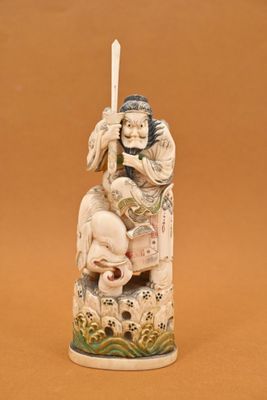 une figurine représentant un homme tenant une épée à la main
