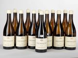 six bouteilles de vin sont alignées sur une table