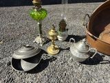 de nombreux objets anciens qui traînent par terre