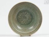 une assiette verte ornée d'un motif floral