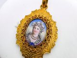 l'image d'une photo représentant une femme, dans un cadre doré, suspendue à un collier
