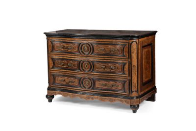 la commode est en bois et son plateau est noir