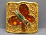 broche plaquée or jaune avec du verre rouge et vert au centre