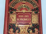 la couverture d'un livre rouge et or sur laquelle figure l'image d'un homme à cheval