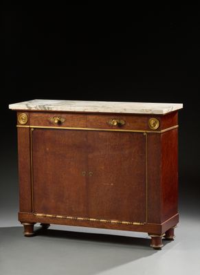un coffre de l'époque de George II, en acajou et marbre, sur pied