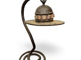 une image représentant une table en métal sur laquelle se trouve un serpent