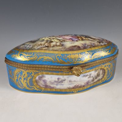 une boîte bleue et dorée sur laquelle figure l'image d'une femme