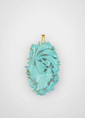 un pendentif en forme de dragon en jade turquoise, monté sur une chaîne plaquée or