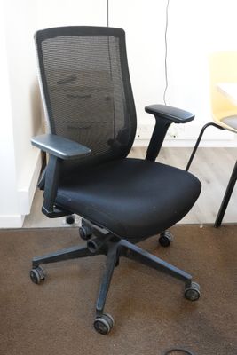une chaise de bureau noire avec une assise noire et un dossier jaune