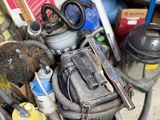 un tas de bric-à-brac par terre dans un garage