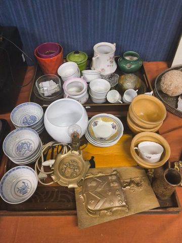 Lot de 3 plateaux, garnie, d'objets en porcelaine, faïence, bols,...