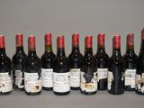 plusieurs bouteilles de vin sont alignées sur une table