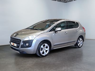 une photo d'une voiture argentée dans un showroom