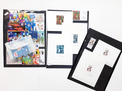 une image représentant un dossier sur lequel sont collés de nombreux timbres