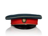 Le chapeau est rouge et bleu, avec un emblème doré dessus.