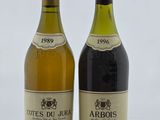 deux bouteilles de vin posées l'une à côté de l'autre sur une table