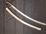 une paire de sabres japonais anciens sur un fond de tissu noir