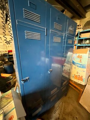 un grand casier bleu dans une pièce où se trouvent de nombreuses boîtes