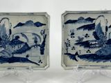une paire d'assiettes bleues et blanches ornées d'un oiseau et d'un dragon