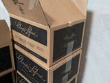 plusieurs caisses de vin sont empilées les unes sur les autres
