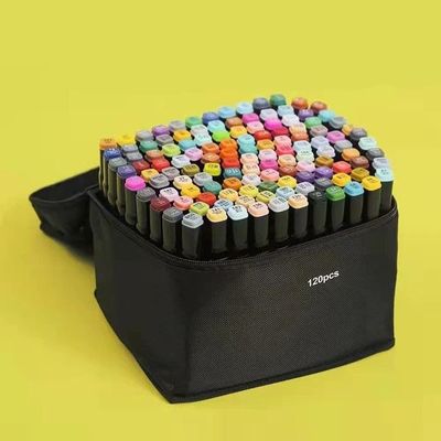 un sac noir rempli de feutres et de stylos sur fond jaune