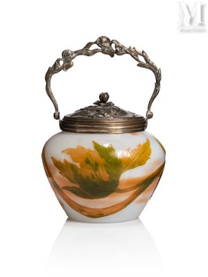 un vase muni d'une anse ornée d'une feuille
