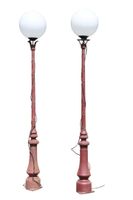 Paire de lampadaires de ville en fonte relaquée rouge à déco…